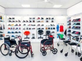 Een orthopedische apparatuurwinkel in Maastricht met rolstoelen, rollators en orthopedische schoenen.