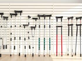 Een verscheidenheid aan orthopedische krukken tentoongesteld in een medische apparatuurwinkel.