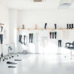 Een orthopedische kliniek met medische apparatuur en prothetische ledematen.